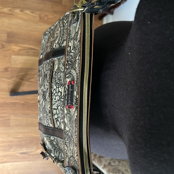 New Sakroots Crossbody purse handbag, Floral design gold lining keychain. PEACE! - Picture 12 of 13